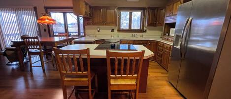 Kjøleskap, mikrobølgeovn, ovn og kokeplater