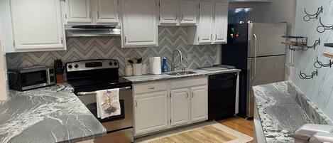 Réfrigérateur, micro-ondes, four, plaque de cuisson