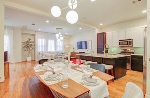 Dining - Eado Elegance: Modern Retreat, Walk to Bars & Main Event Venues! (Houston)