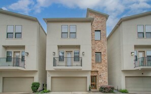 Exterior - Eado Elegance: Modern Retreat, Walk to Bars & Main Event Venues! (Houston)