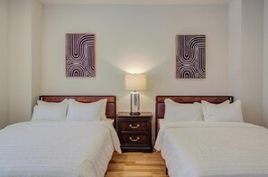 3 bedrooms, iron/ironing board, WiFi, bed sheets - Eado Elegance: Modern Retreat, Walk to Bars & Main Event Venues! (Houston)