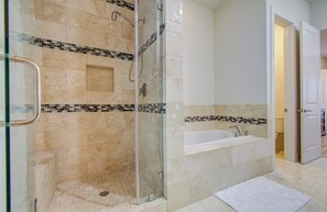 Shower, jetted bath, hair dryer, towels - Eado Elegance: Modern Retreat, Walk to Bars & Main Event Venues! (Houston)