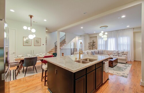 Eado Elegance: Modern Retreat, Walk to Bars & Main Event Venues!