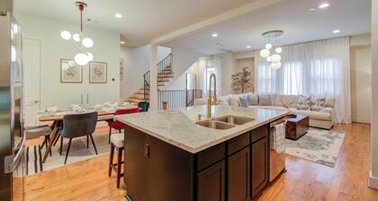 Eado Elegance: Modern Retreat, Walk to Bars & Main Event Venues!