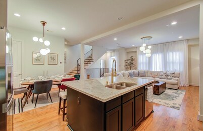 Eado Elegance: Modern Retreat, Walk to Bars & Main Event Venues!