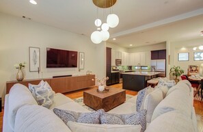 Living area - Eado Elegance: Modern Retreat, Walk to Bars & Main Event Venues! (Houston)