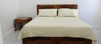 Rest Easy Nightly Rental Charming 1-bedroom with AC, WiFi in Marsh Harbour