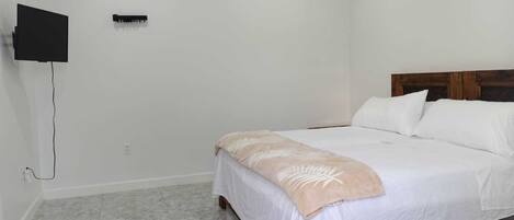 1 dormitorio, tabla de planchar con plancha, wifi y ropa de cama