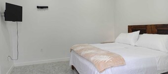 Rest Easy Nightly Rental Charming 1-bedroom with AC, WiFi in Marsh Harbour