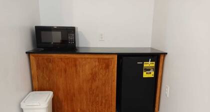 Rest Easy Nightly Rental Charming 1-bedroom with AC, WiFi in Marsh Harbour