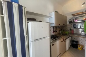 Réfrigérateur, micro-ondes, plaque de cuisson