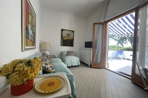 Flat-screen TV, fireplace