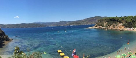 在海灘附近、沙灘巾