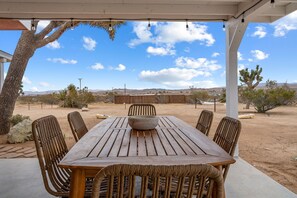 Outdoor dining - Joshua Tree 2BR Oasis • Cowboy Pool • Hot Tub • Spa • Fire Pit (Yucca Valley)