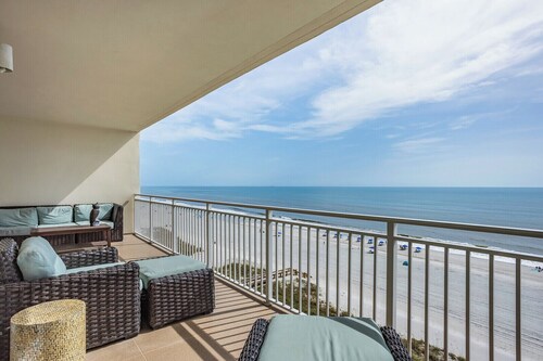 Stunning ocean front views from 9th floor 2/2 condo