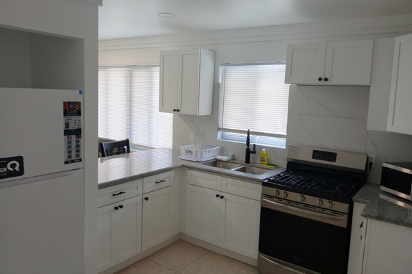 Frigorífico, microondas, horno y placa de cocina