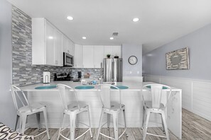 冷蔵庫、電子レンジ、オーブン、コンロ