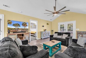 Smart TV - 4BR Home • Pool • Dog Friendly • Short Beach Walk (North Myrtle Beach)