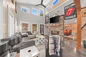 Interior - New! Hot Tub, Firepit, Bed Swing - Hard Rock Candy Mountain (Broken Bow)