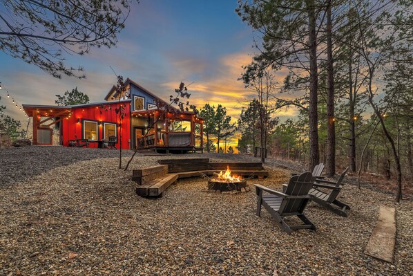 Property grounds - New! Hot Tub, Firepit, Bed Swing - Hard Rock Candy Mountain (Broken Bow)