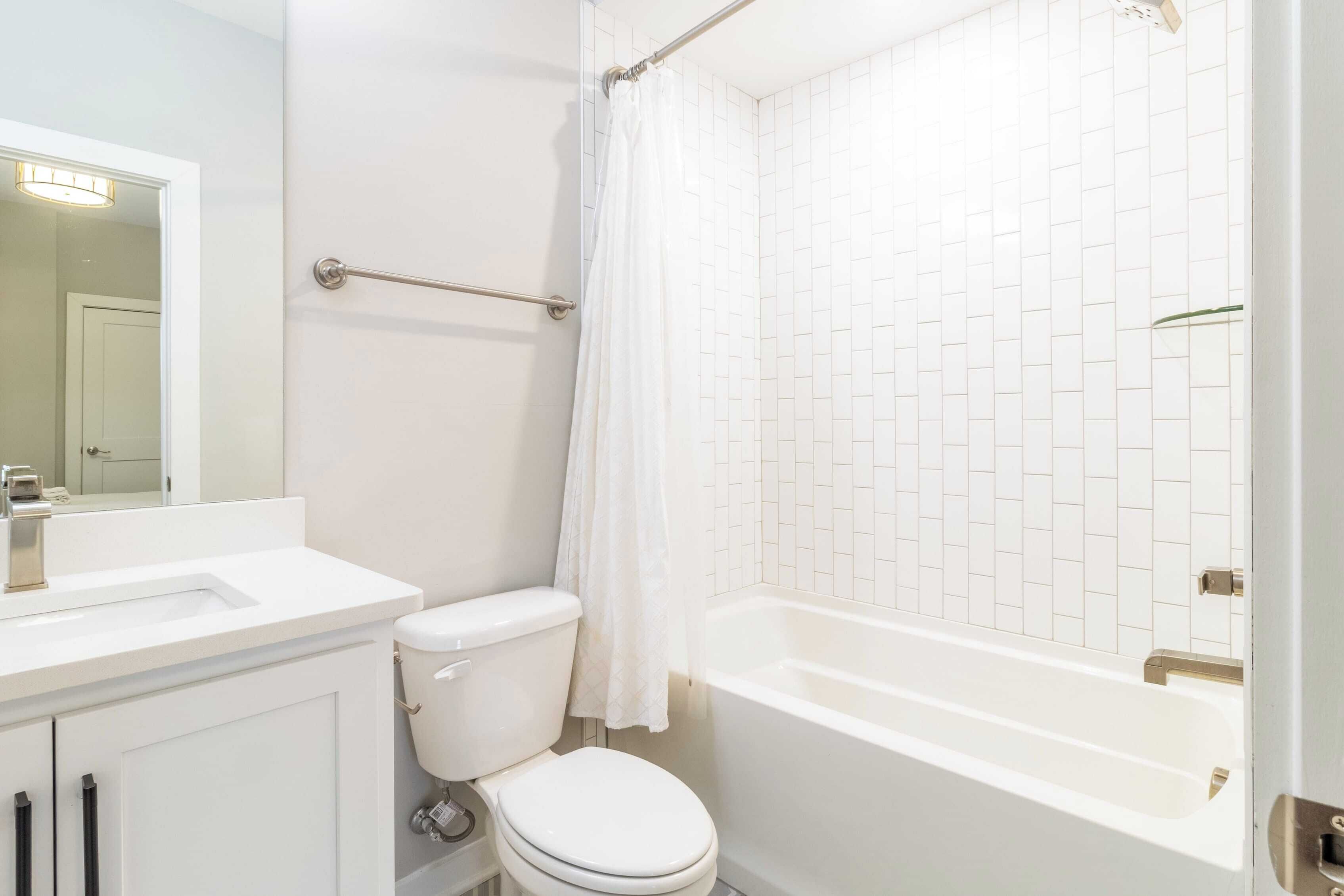 Un bagno con un WC bianco, un lavandino e una vasca da bagno.