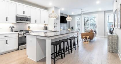 Monty by Avantstay 4bdr 4ba, Balcony w/ Outdoor Seating, 5mins to DT