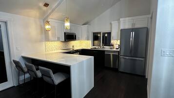 Frigorífic, microones, forn i placa de cuina