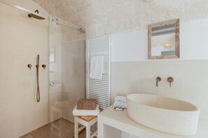 Een douche, een haardroger, een bidet, handdoeken
