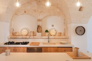 Ovn, oppvaskmaskin, kaffetrakter/tekoker og høy barnestol