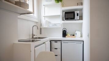 Réfrigérateur, micro-ondes, plaque de cuisson, lave-vaisselle