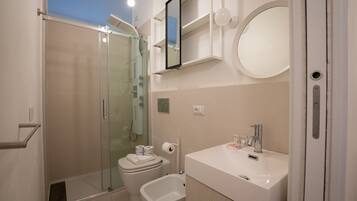 Dusche, Haartrockner, Bidet, Handtücher