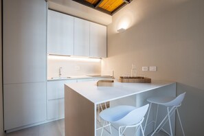 Fridge, oven, stovetop, dishwasher