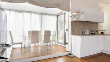 Frigorifero, forno, piano cottura, lavastoviglie