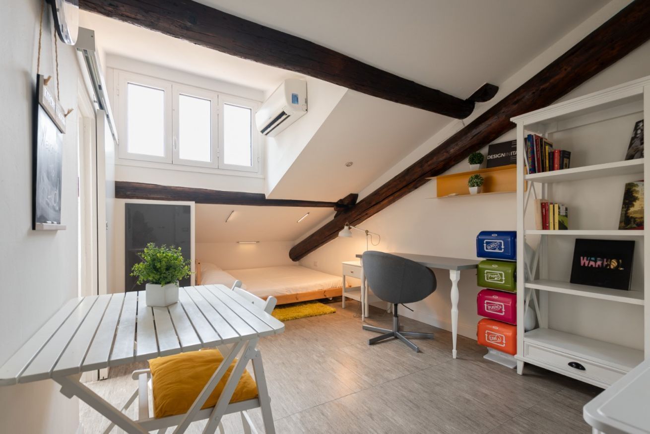 1 camera, una scrivania, Wi-Fi, lenzuola