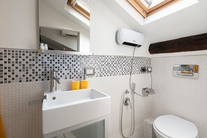 Een douche, een haardroger, handdoeken