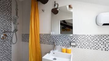 Shower, hair dryer, towels