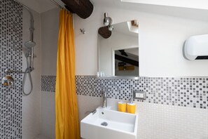 Douche, sèche-cheveux, serviettes fournies