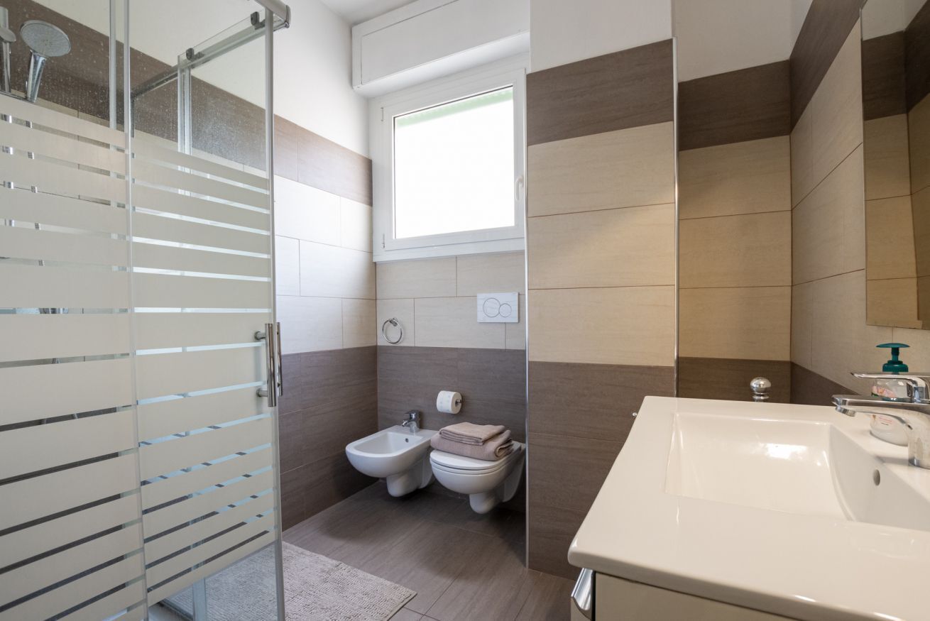 Dusche, Haartrockner, Bidet, Handtücher