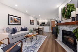 Smart TV, fireplace - Ski-In-Out w/ Sproat Mtn View | 3HotTubs + Netflix | Free Ski Valet | The Aspens (Whistler)