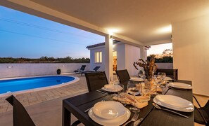 屋外ダイニングエリア