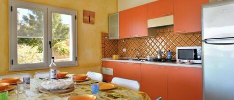 Réfrigérateur, micro-ondes, plaque de cuisson, cafetière/bouilloire