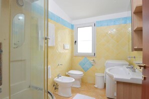 Douche, sèche-cheveux, bidet, serviettes fournies