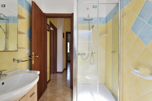 Douche, sèche-cheveux, bidet, serviettes fournies
