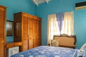 3 bedrooms, desk, iron/ironing board, free WiFi