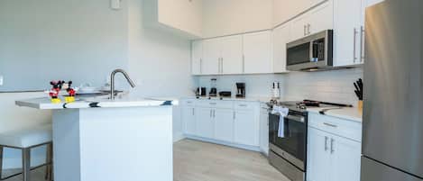 Refrigerador, microondas, horno, placa de cocina