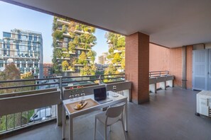 Outdoor dining - Oasi moderna di fronte al Bosco Verticale (Milan)