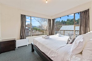 2 bedrooms, desk, iron/ironing board, WiFi