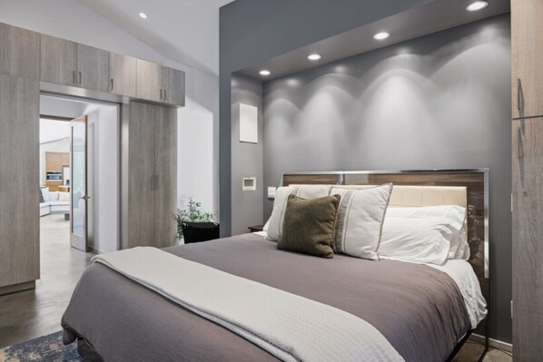 Desk, WiFi, bed sheets