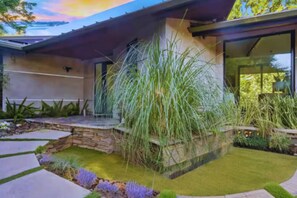 Terrace/patio - Cozy Oasis in Oakley with Basketball court,pool (Los Angeles)