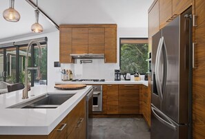 Coffee/tea maker, fridge, microwave, oven